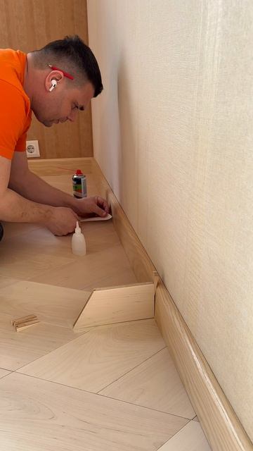 Монтаж плинтуса 👌 Стены кривые приходится поджимать#плинтус #монтажплинтуса #работавкайф