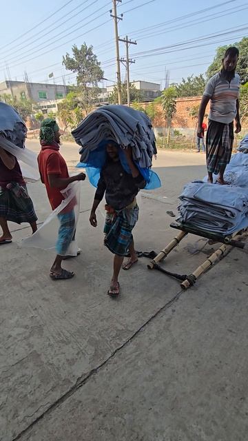 Разгрузка мокрой кожи, после химической обработки