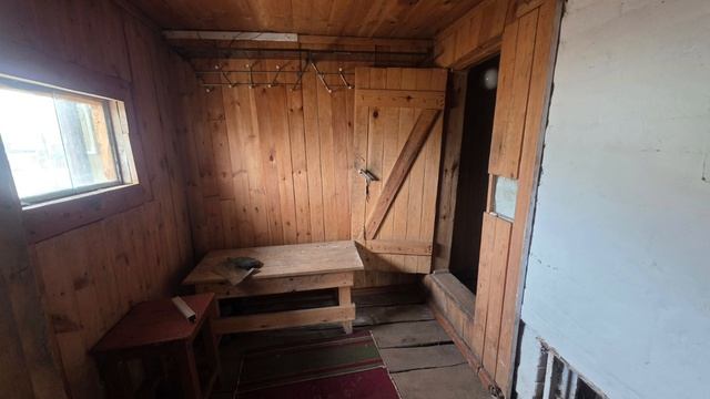 участок с газом и водой рядом с водоемом