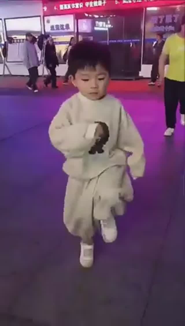 Маленький - 5 лет, но талантливый танцор из Китая - 14, новый танец. # дети # танцы # улица # музыка