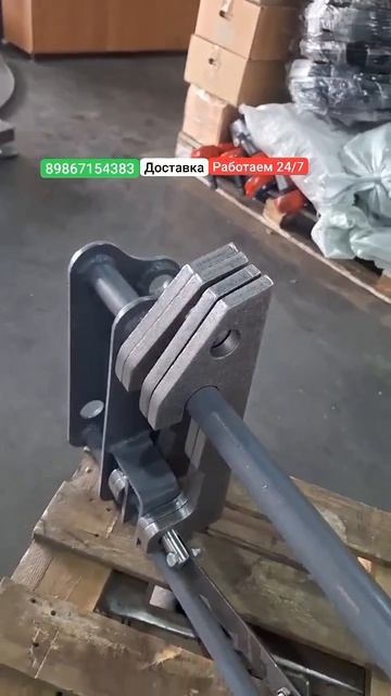 Рамка-быстросъём с крючками на ковш и вилы.