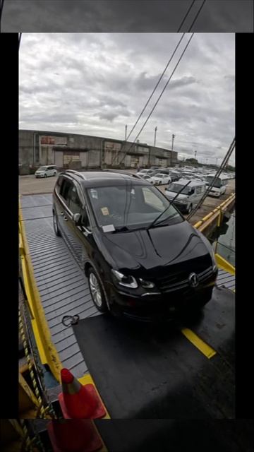Погрузка Volkswagen Sharan на судно в Японии