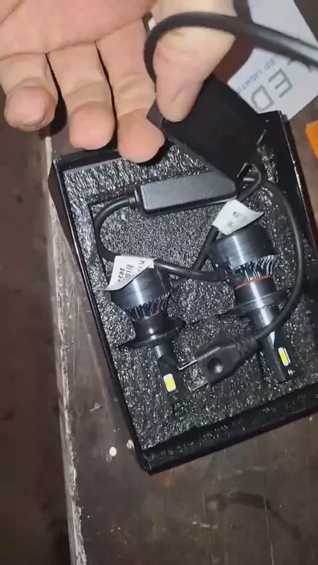 Замена лампы ближнего/дальнего света на Renault Duster 1.6,  2012 г.в.