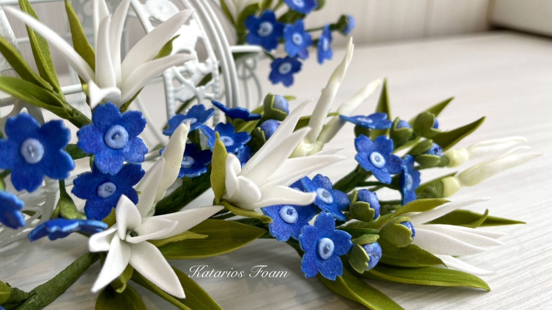 Незабудки синего цвета и фантазийные белые цветы. Заказ «хочу как на портрете