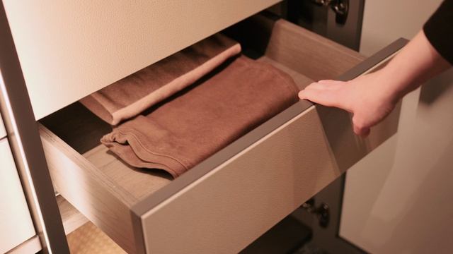 Гардероб с макияжной зоной