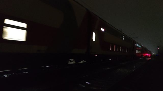 И свет и дождь поезду в тему