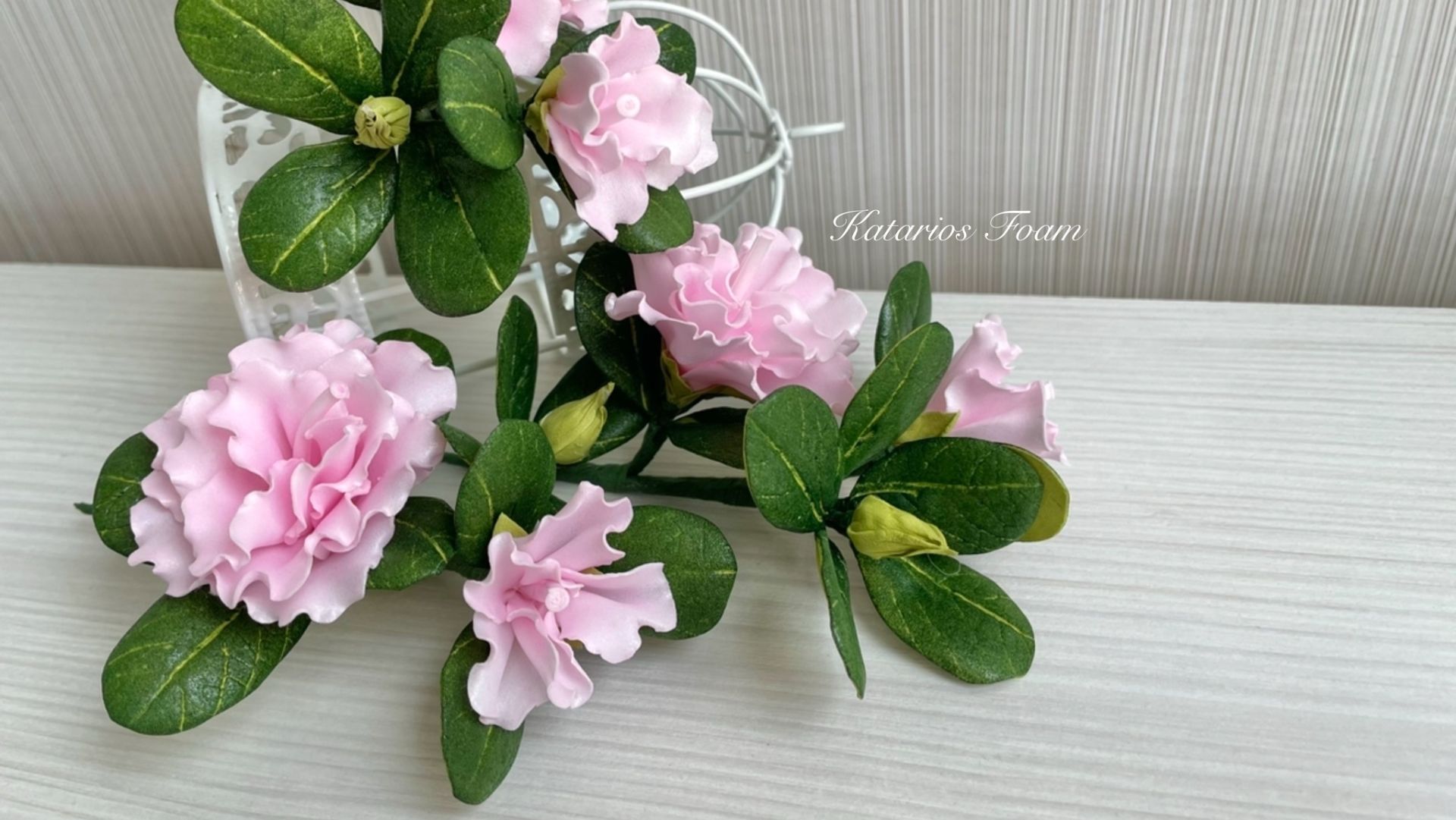 Азалия розовая теплых и холодных оттенков из фоамирана.