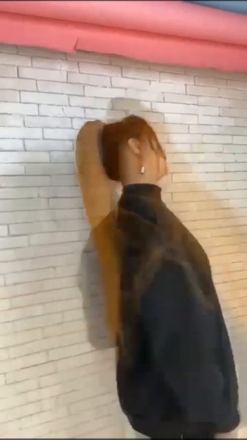 Яркий рыжий афрохвост - ваш билет в мир смелых образов!