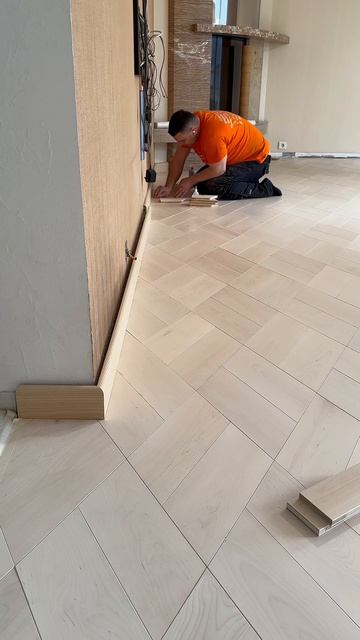 А как вы отдыхаете?😅 Монтаж плинтуса 👌#работавкайф #монтажплинтуса #art_hall_98