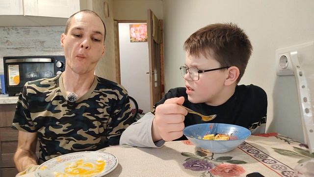 Мукбанг: куриный суп с вермишелью, бутерброд, каша, печенье с кефиром.