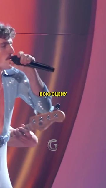 Во время выступления Бенсон Бун подвергся шуточному «нападению» на красной дорожке!