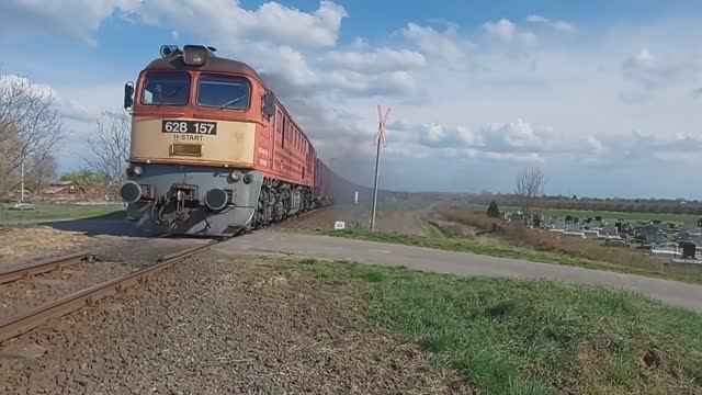 Тепловоз 628 157 с полувагонами