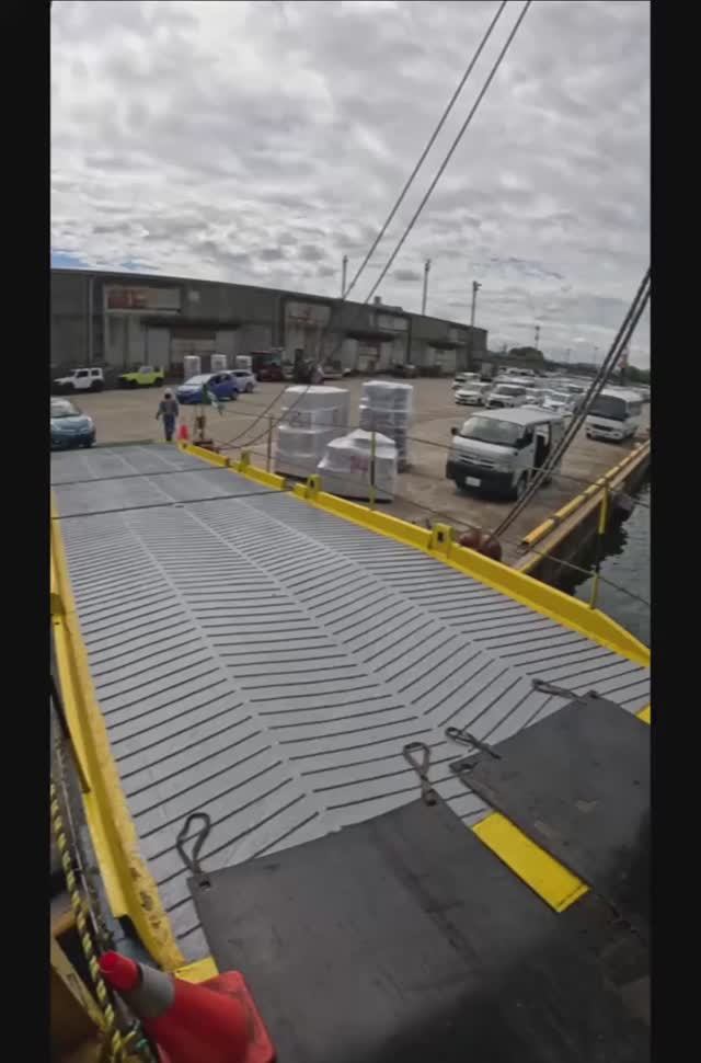 Погрузка Honda Fit Shuttle на судно в Японии