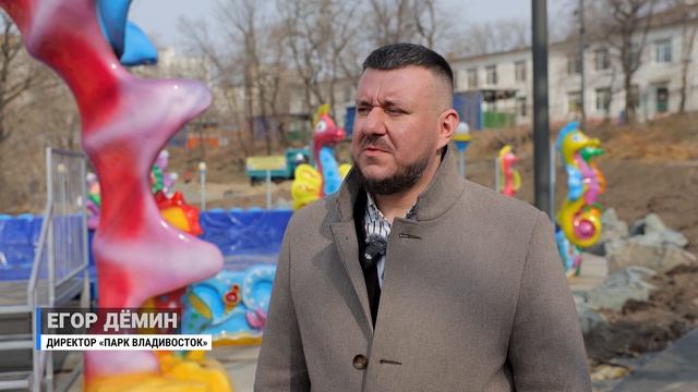 Новые аттракционы устанавливают в парке Минного городка во Владивостоке.