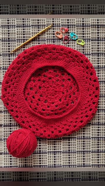 Свяжите модный берет за вечер.