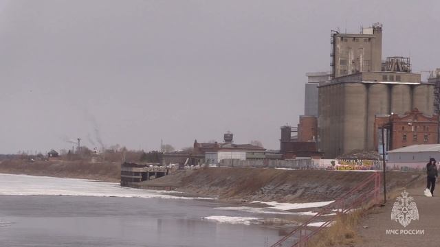 Осторожно, тонкий лед: МЧС России предупреждает об опасности весеннего льда