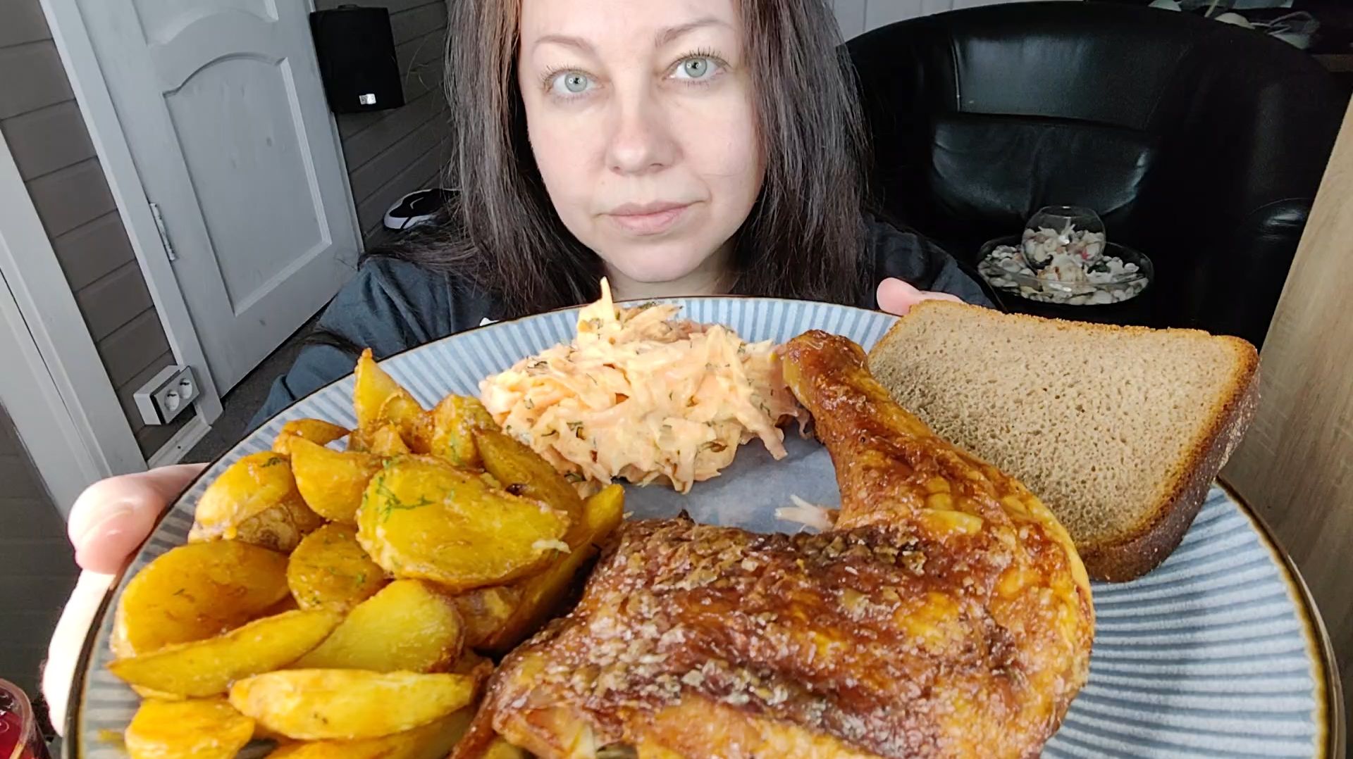 Мукбанг Окорочок запеченный в духовке с картошкой по-деревенски, компот.