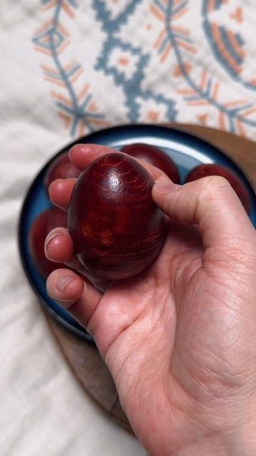 Как легко и красиво покрасить яйца на луковой шелухе☺️💖