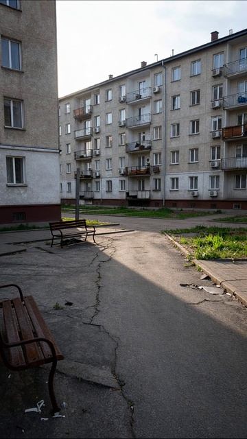 Заброшенный мир: одиночество в серых стенах #депрессия #одиночество #горечь