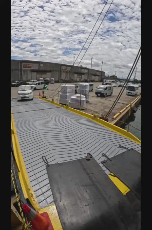 Погрузка Honda Freed на судно в Японии