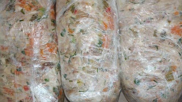 Еда/ Рулеты из рулек/ Кабачки с зеленью майонезом, сыром и челноком/Домашние французские колбаски/