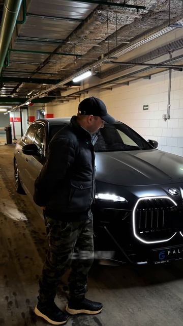 Вручаем ключи от BMW 740