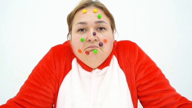 99 Ребенок цепляющей рукой крадет пончики у Венеры с тарелки