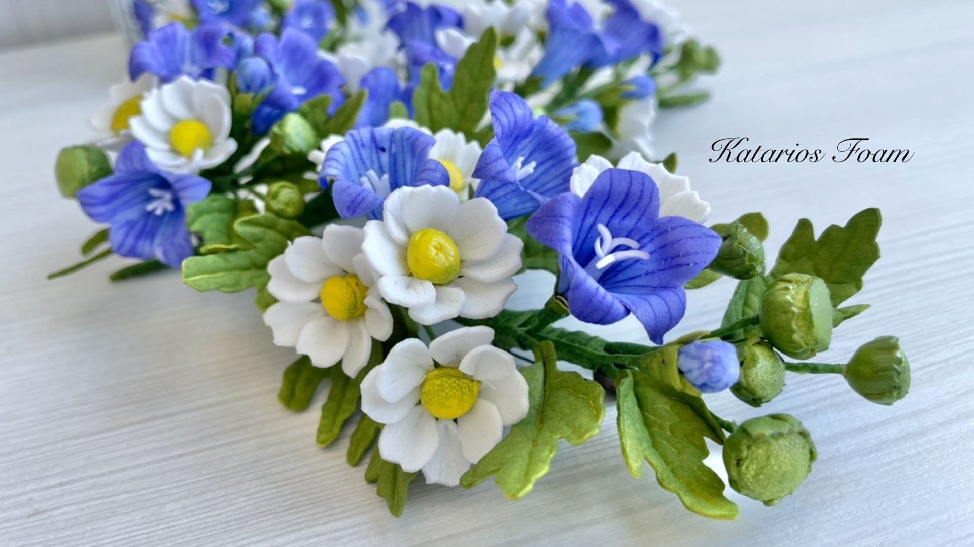 Полевые цветы из фоамирана: колокольчики и ромашки