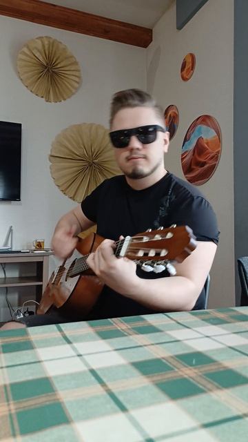 Импровизирую в детском лагере на гитаре