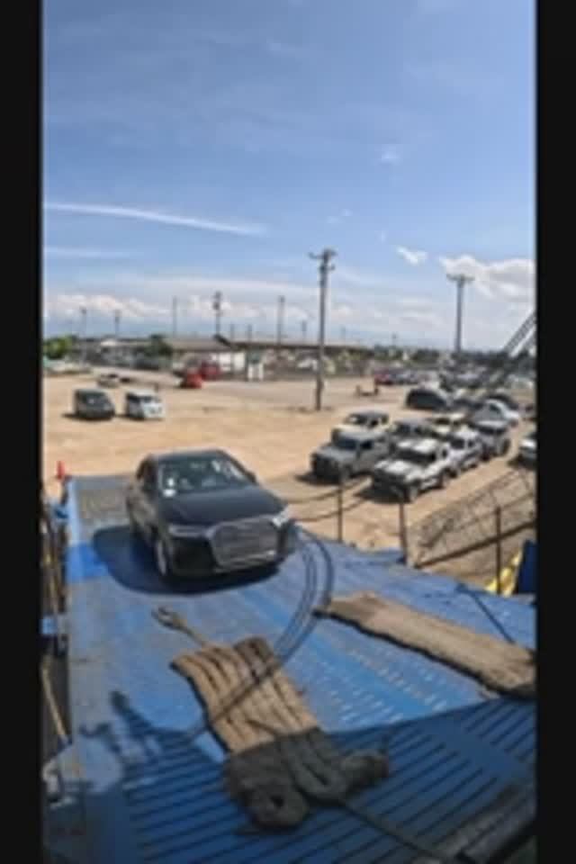 Погрузка Audi Q3 на судно в Японии