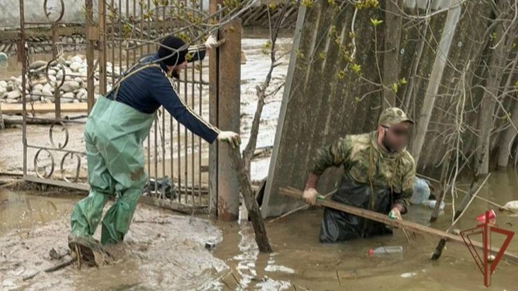 Росгвардейцы помогают жителям Дагестана бороться с последствиями наводнения