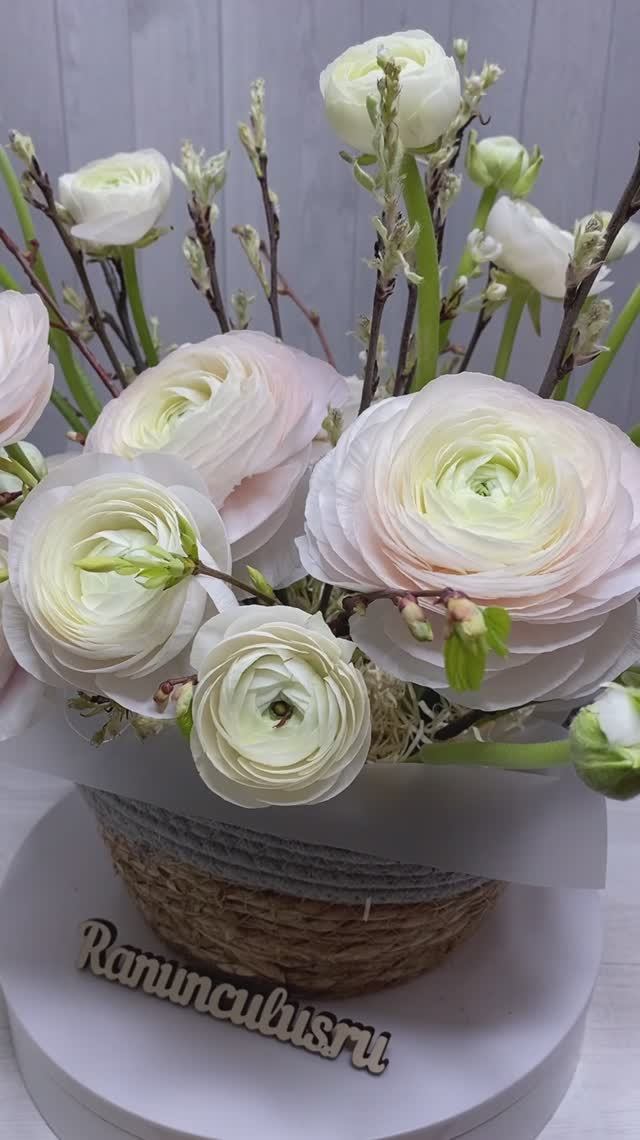 Корзина с ранункулюсами «Нежное облако»