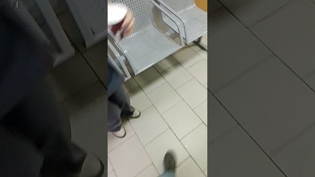 мы пьем кофе с девушкой.