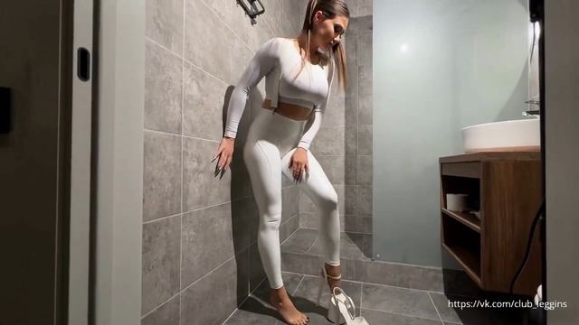 Девушка в белых Леггинсах.Женская обтягивающая одежда.Мода и Стиль.