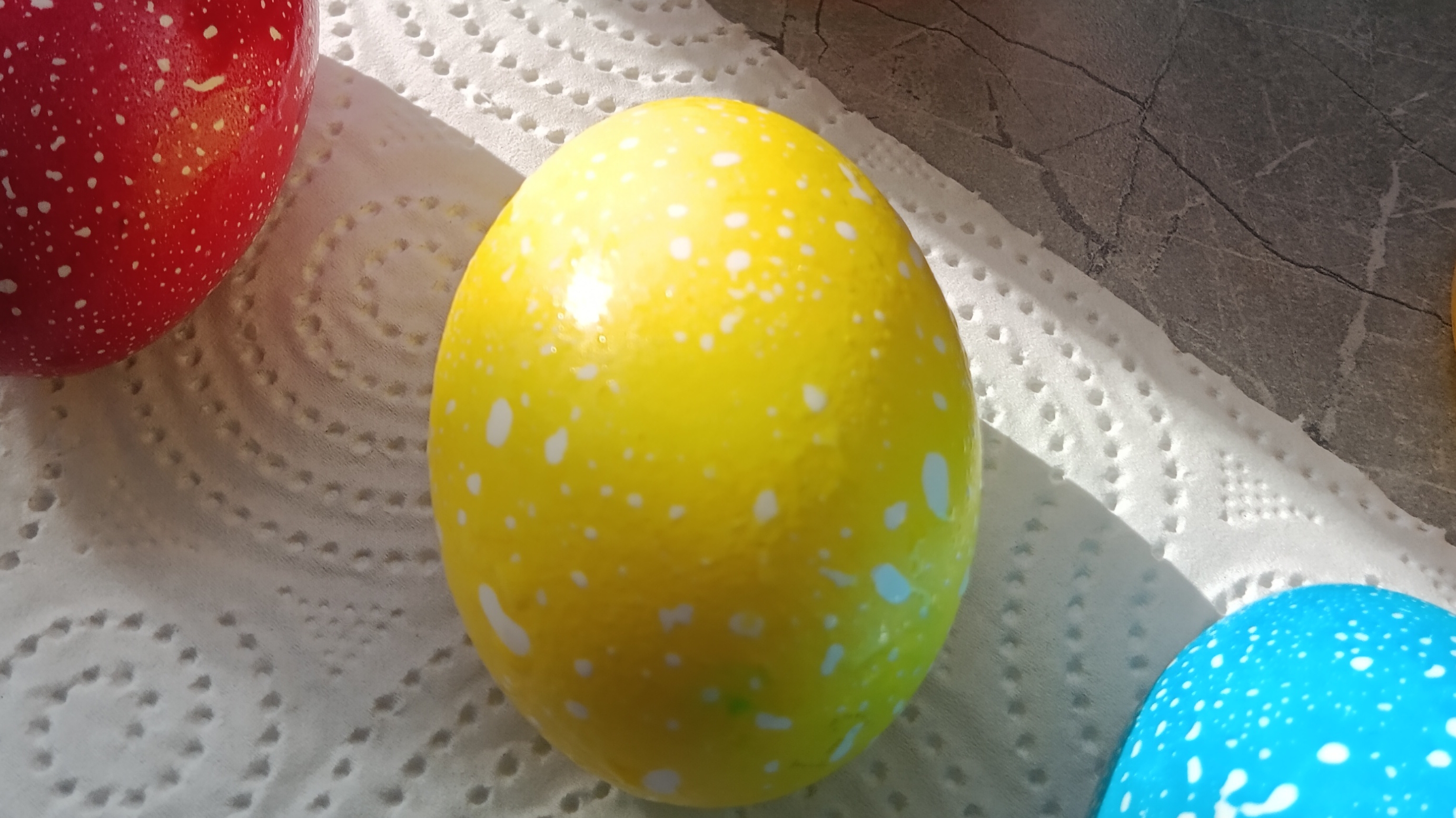 оригинальные интересный способ покрасить яйца на Пасху