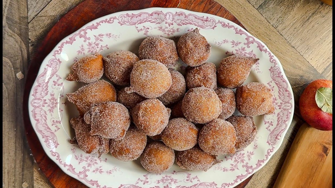 Быстрое лакомство: яблочные фриттеры без дрожжей за 30 минут!