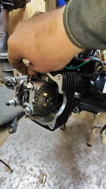 Смотрим что под крышкой клапанов.