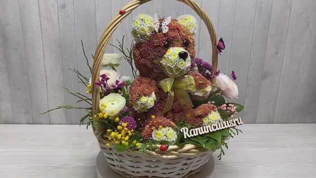 Мишка из цветов в корзине 