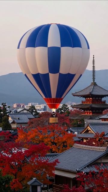 Воздушный шар над осенним Кио #воздушныйшар #осень #япония
