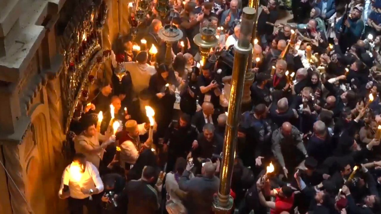 Благодатный огонь сошел в храме Гроба Господня в Иерусалиме (2026)