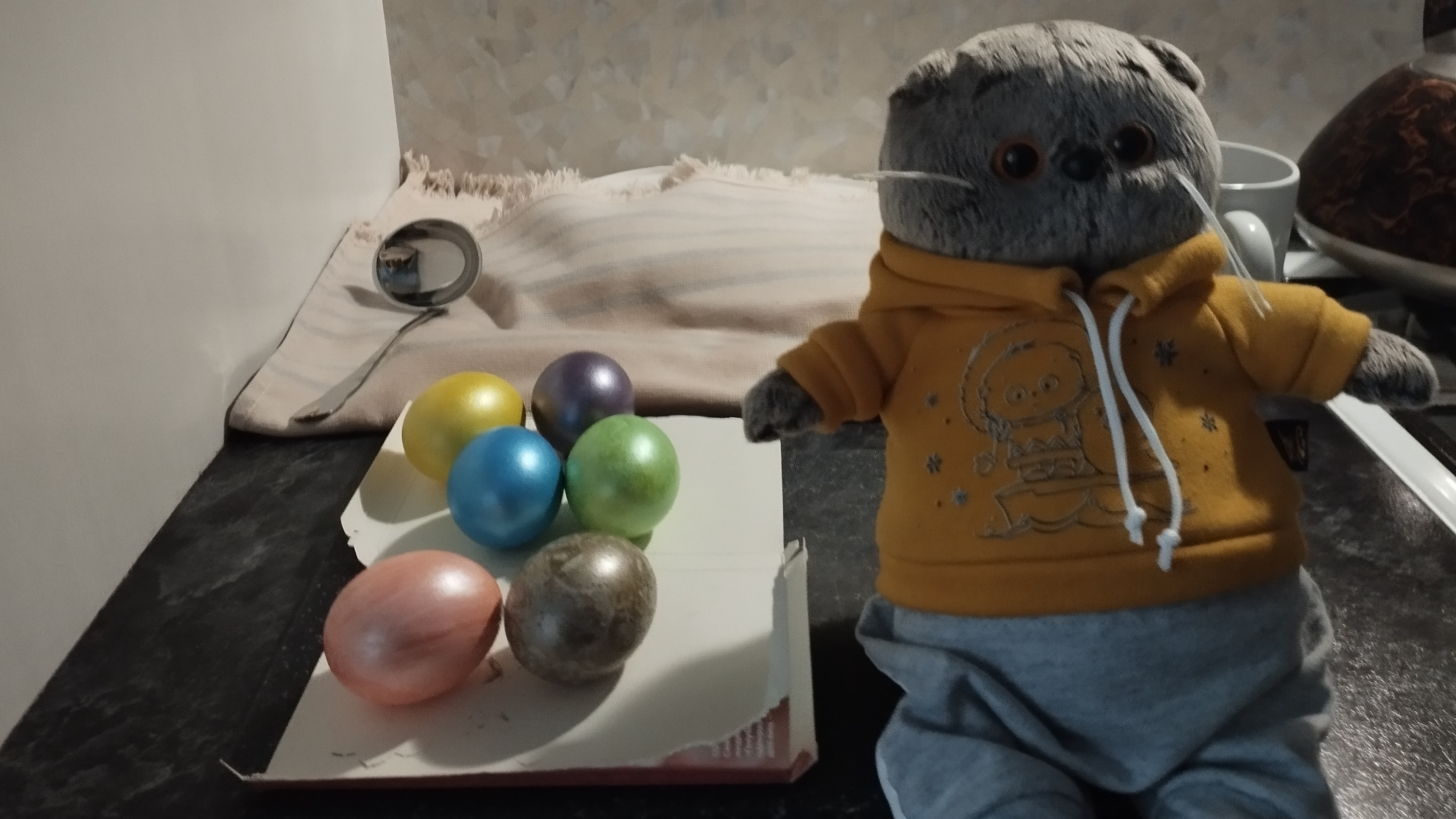 ВЛОГ С БАСИКОМ ГОТОВИМСЯ К ПАСКЕ 2 ЧАСТЬ КРАСИМ ЯЙЦА