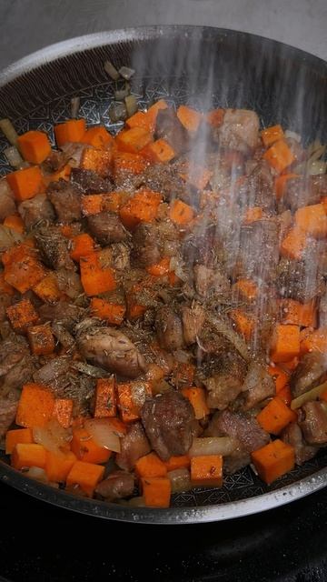 СЪЕДЯТ ВМЕСТЕ СО СКОВОРОДОЙ: секрет идеальной картошки с мясом