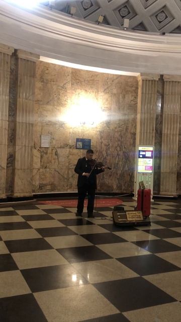 «И в сугробах белых, и по лужам у ручья будет кто-то бегать, но не я». Скрипка в метро