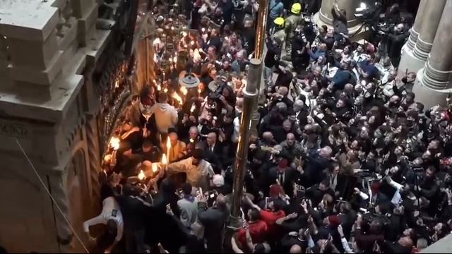 Благодатный огонь сошел в Иерусалиме