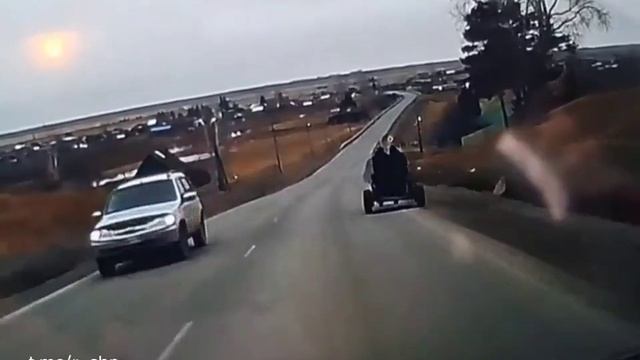 Под Рязанью двое нетрезвых товарищей выехали покататься на мотоблоке по трассе.  

В какой-то момент