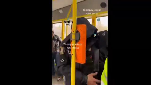 🥺В Киеве «добровольно» мобилизовали местного жителя прямо в общественном транспорте.