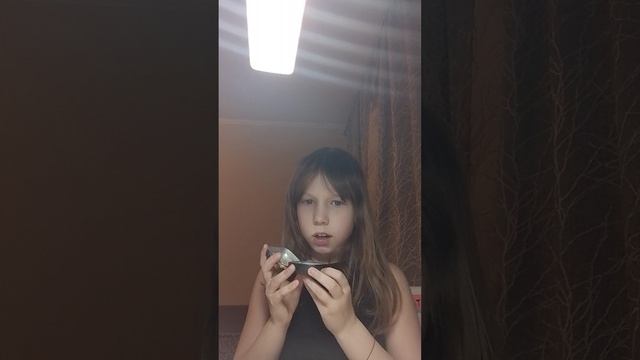 пробую конфету из пятерочки