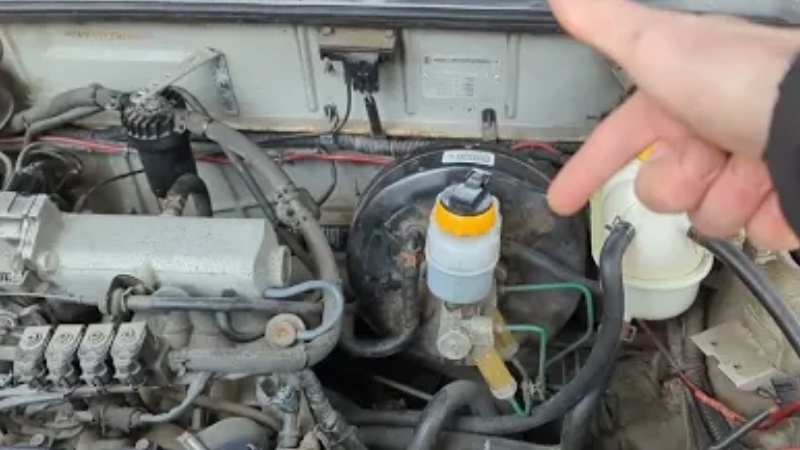 Как проверить вакуумный усилитель тормозов и обратный клапан.#automobile #cars