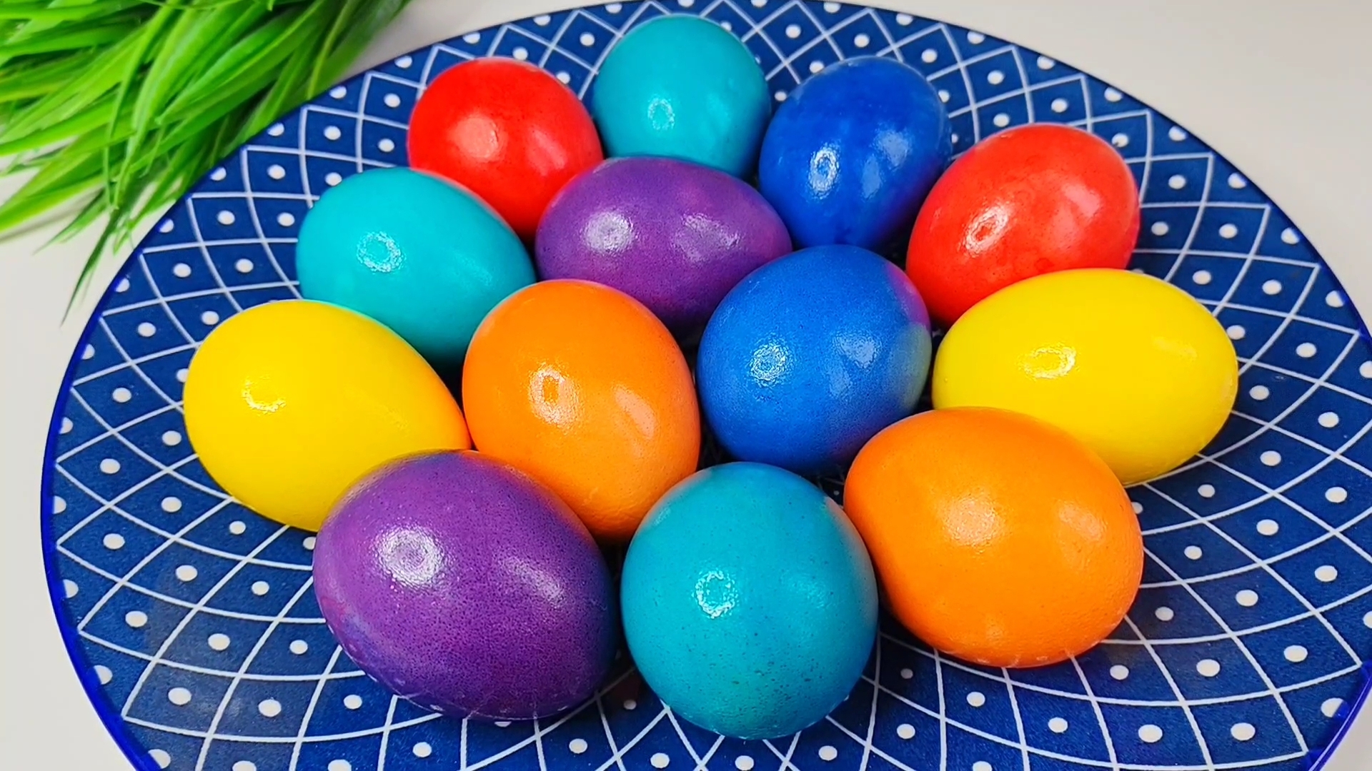 Яйца на Пасху в пищевых красителях просто и быстро🐣