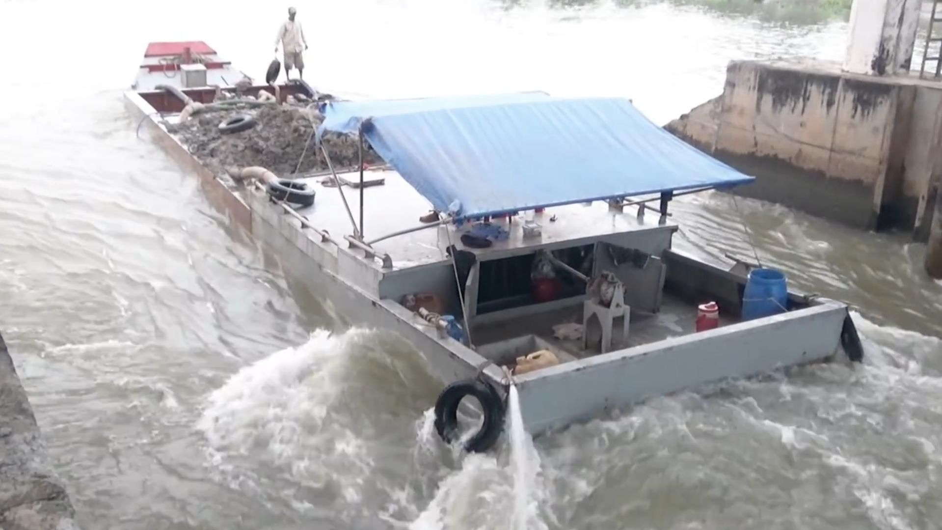 Сильное течение мешает баржам пройти шлюз.
